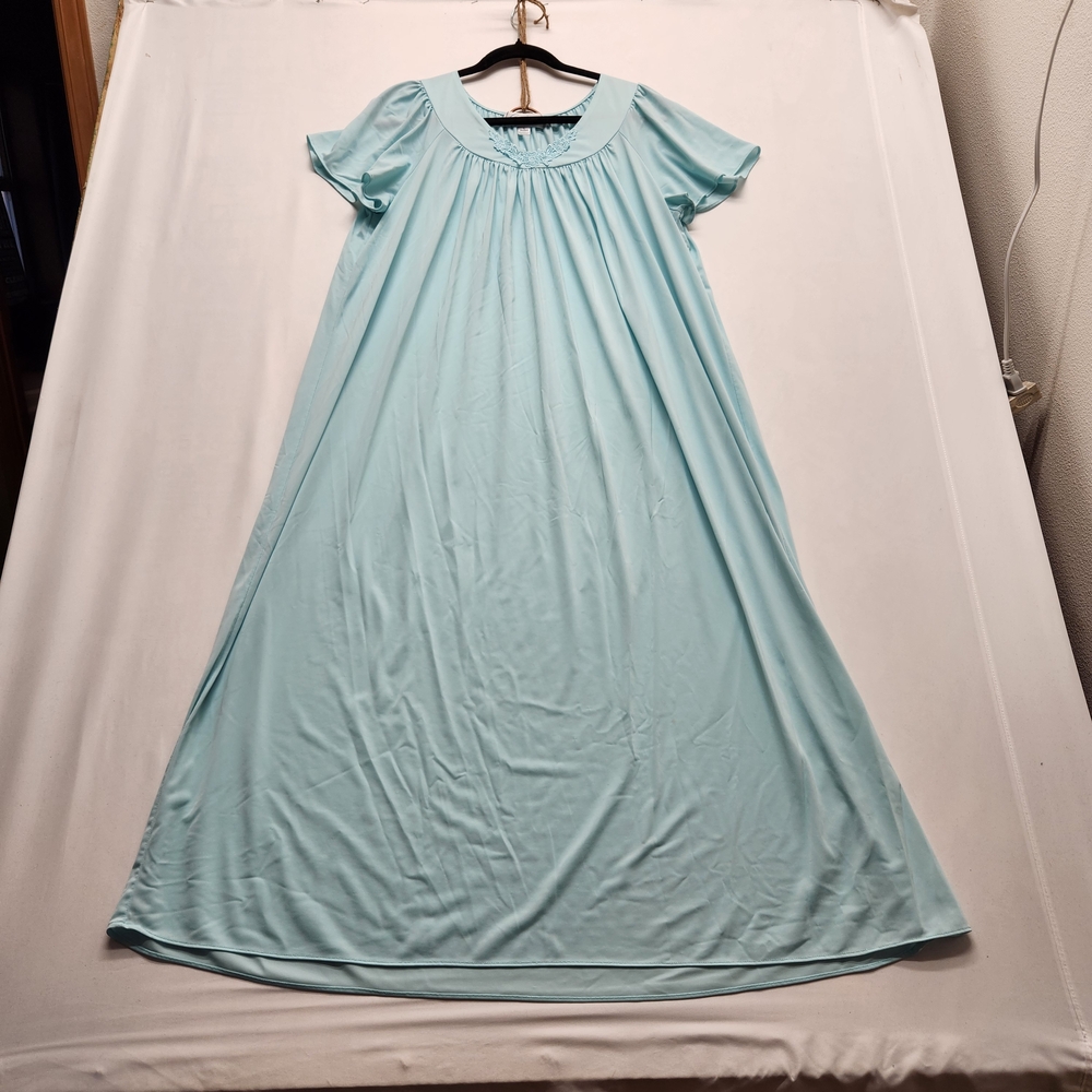 ⭐ Collette Vintage Silky Embroidered Nightgown – Size Large | Classic Sleepwear